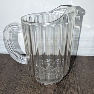 Rubbermaid Vintage Clear Plastic Pitcher 60 Oz / 1.8 Lit. Water Tea Beverage